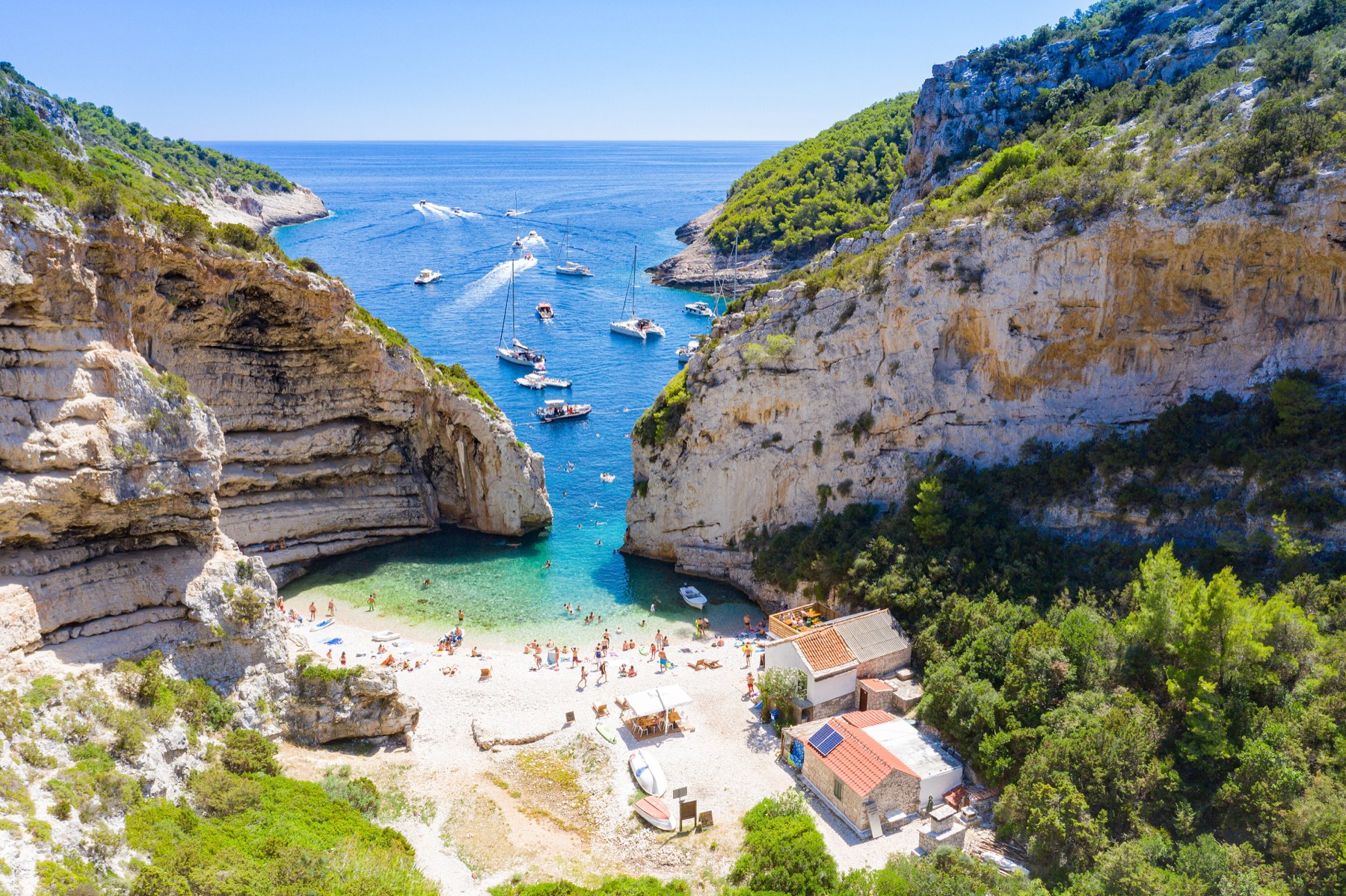 Luftaufnahme der türkisfarbenen Stiniva-Bucht auf Vis, Kroatien